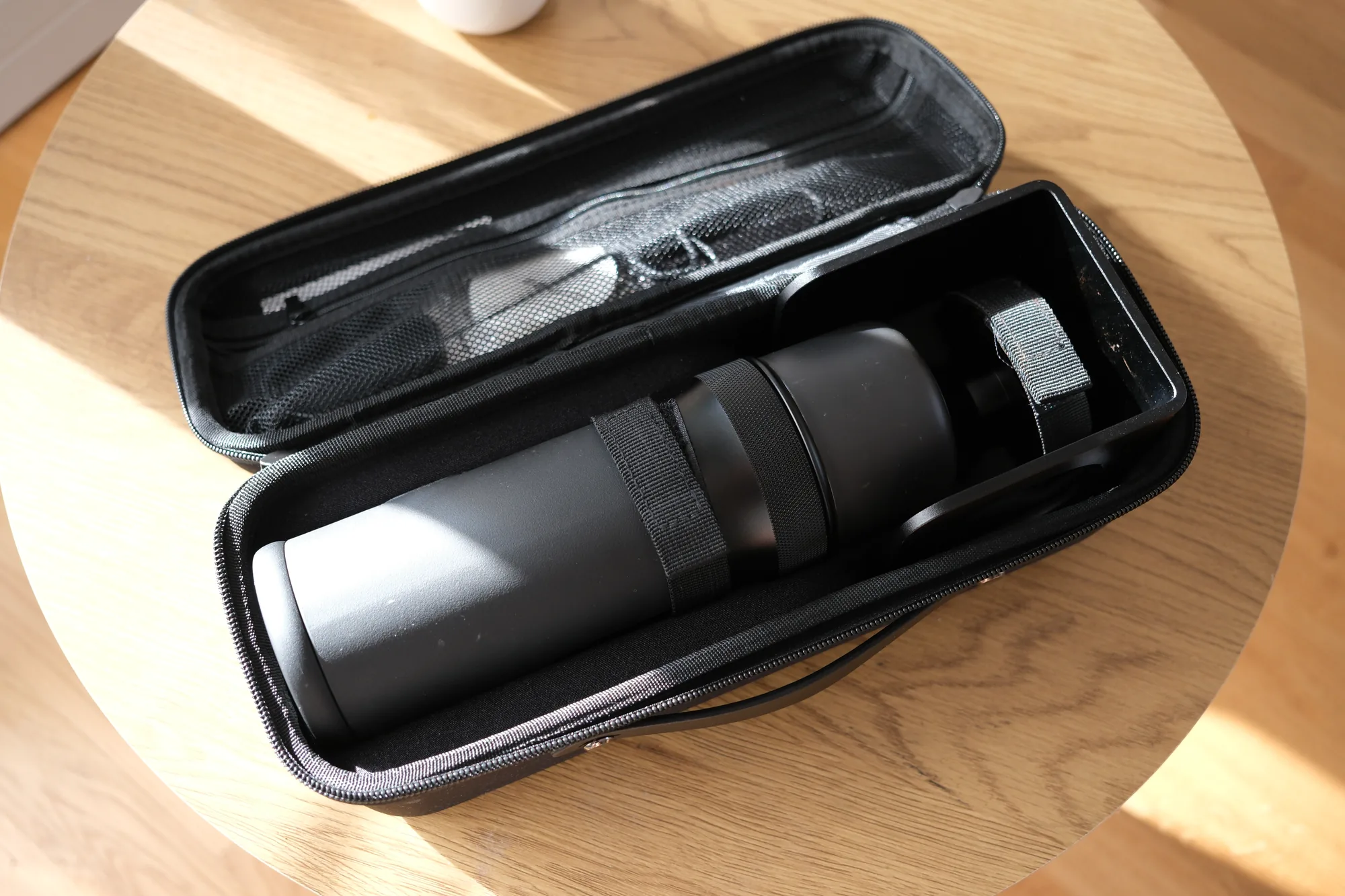 Geöffnete Transporttasche der X-press58 mit Espressomaschine und verstautem Zubehör