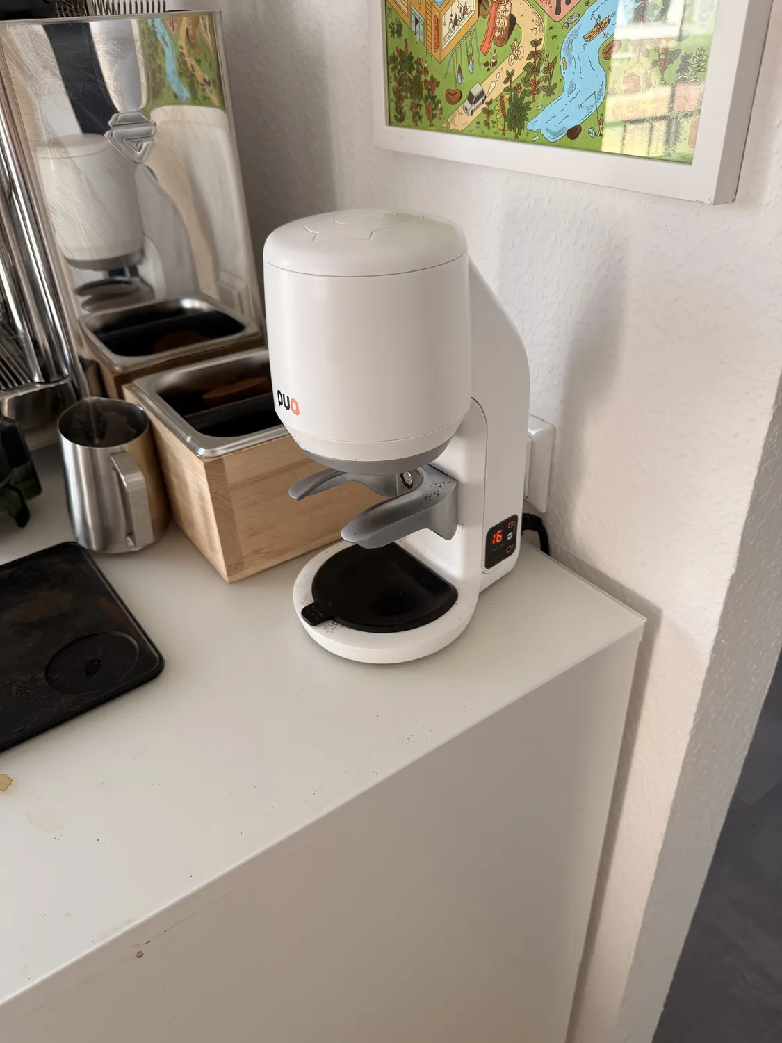 PuqPress Mini V5 automatischer Tamper auf der Arbeitsplatte