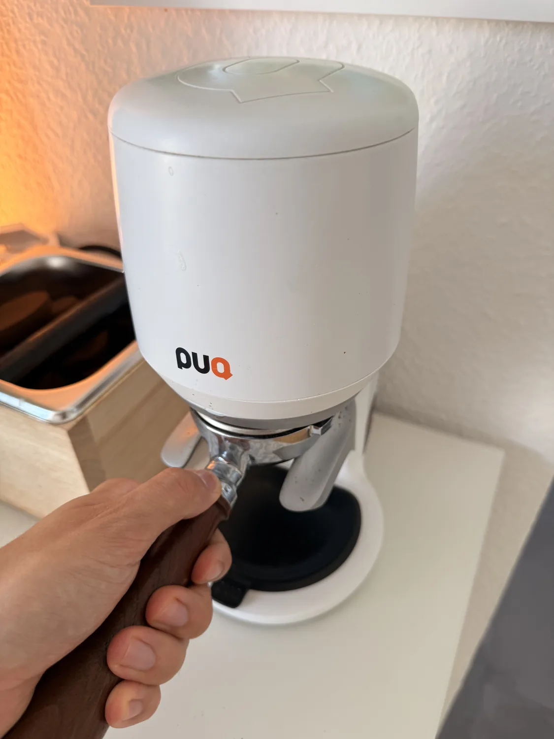 Frisch getampter, gleichmäßiger Kaffee-Puck im Siebträger