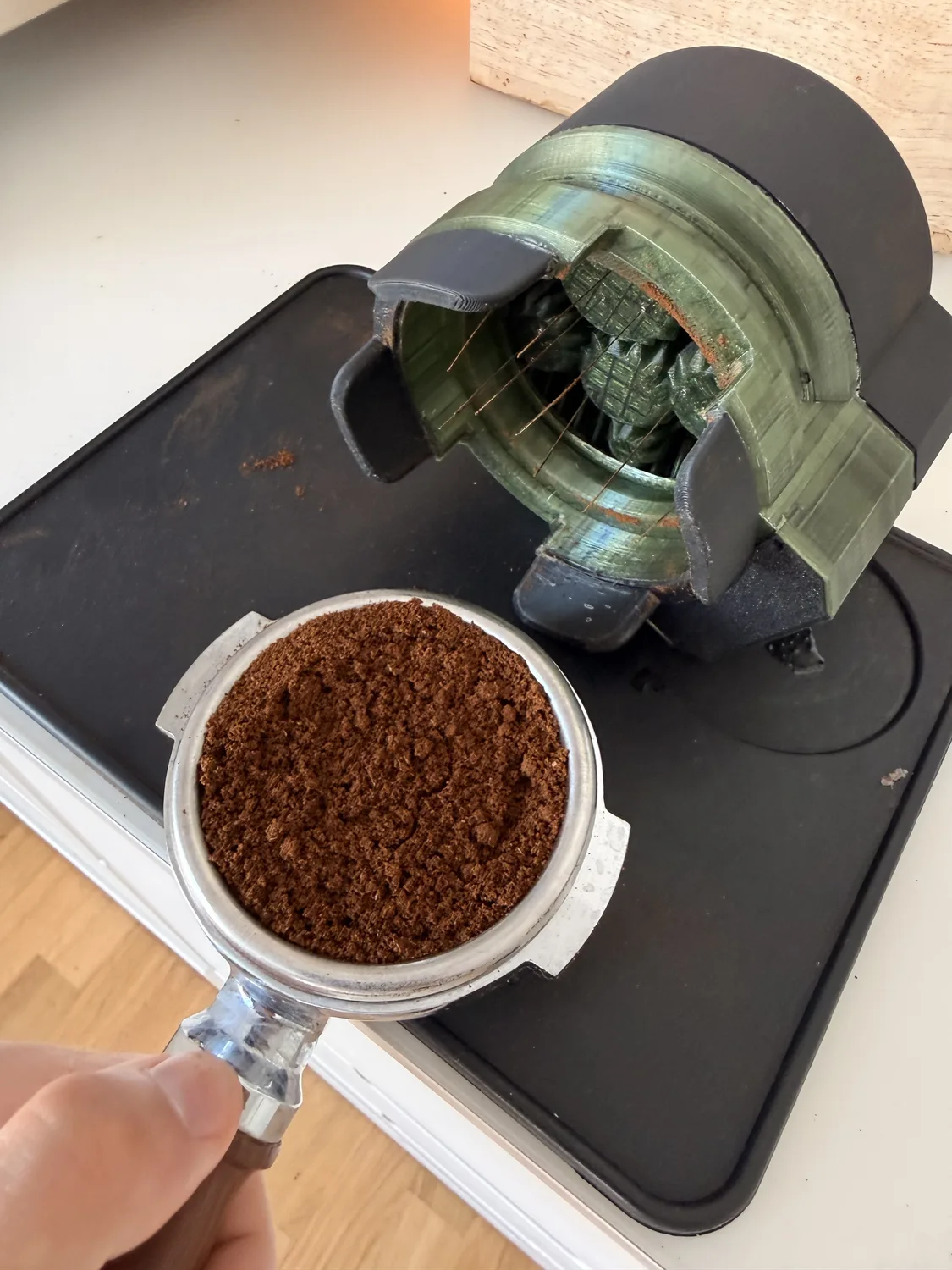 Gleichmäßig verteiltes Kaffeebett nach dem WDT